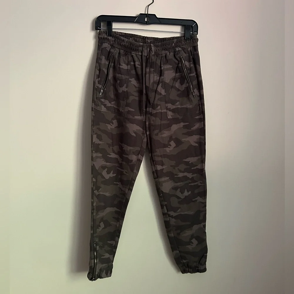 Athleta Camouflage Farallon Pants Size 4